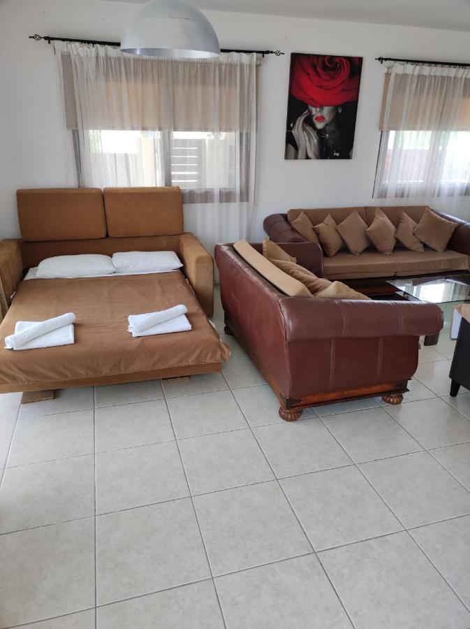 Villa Rina Paphos Bagian luar foto