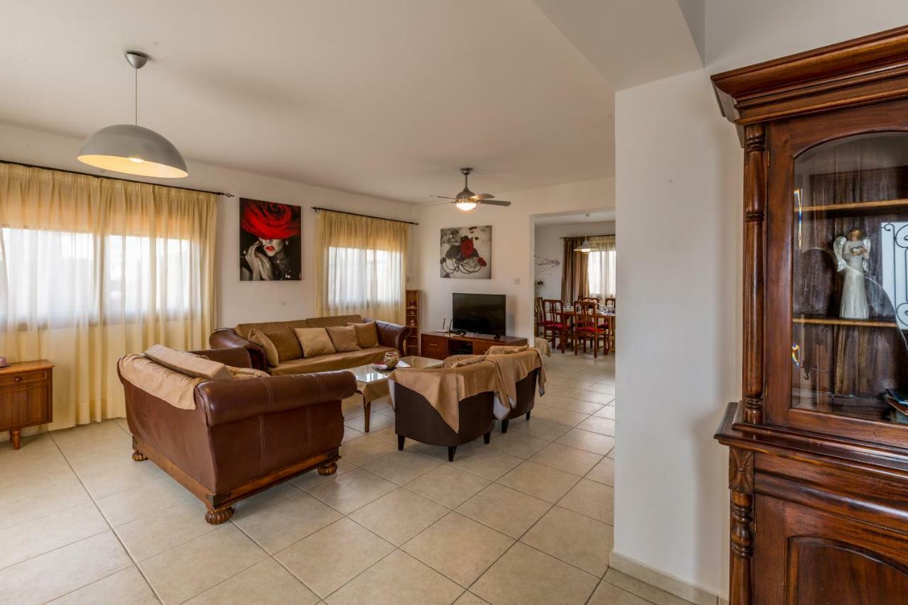 Villa Rina Paphos Bagian luar foto