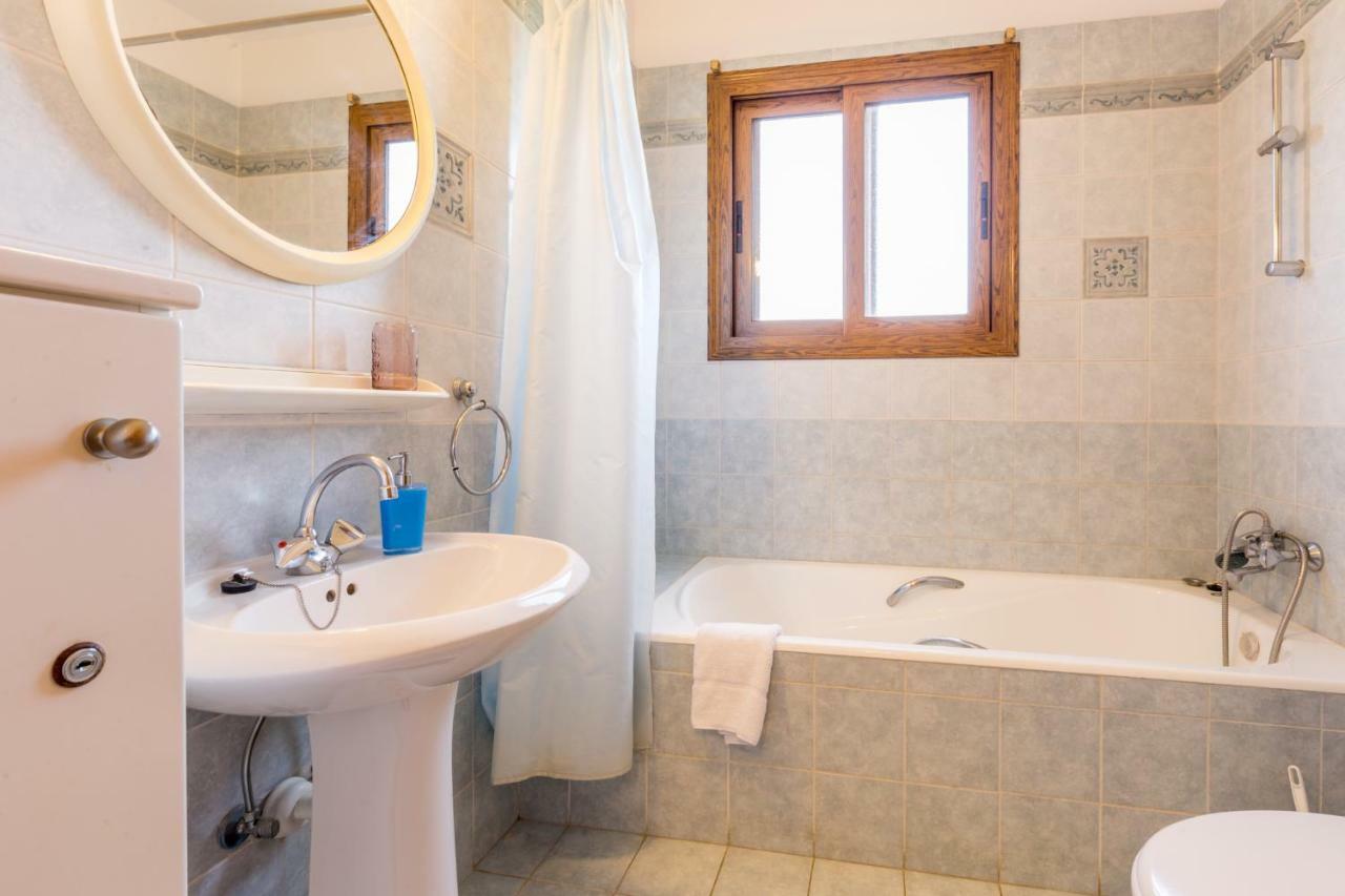 Villa Rina Paphos Bagian luar foto