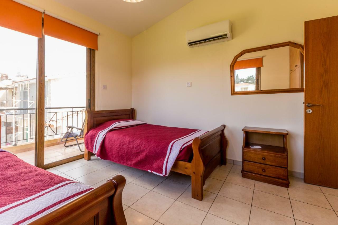 Villa Rina Paphos Bagian luar foto