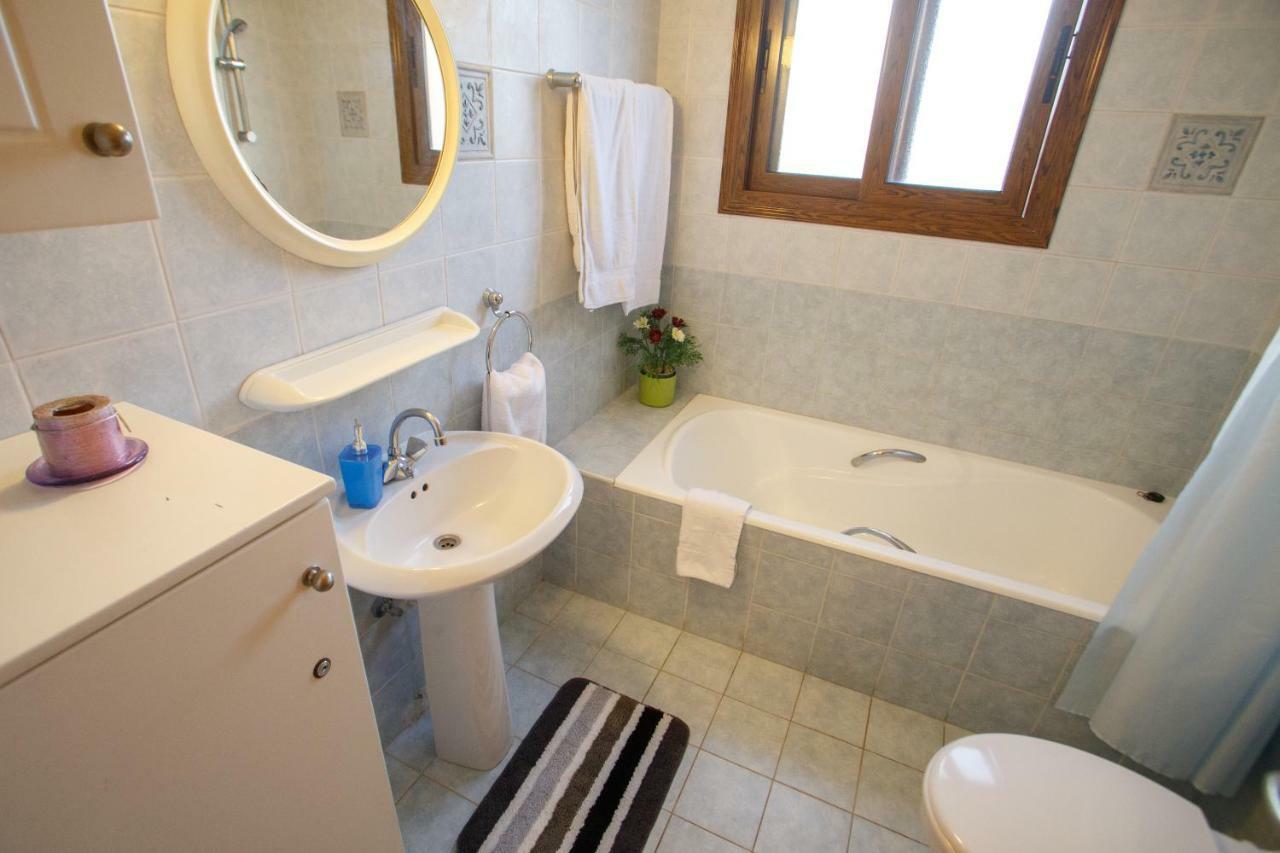 Villa Rina Paphos Bagian luar foto